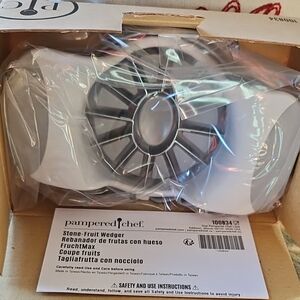 Pampered Chef Stone Fruit Wedger